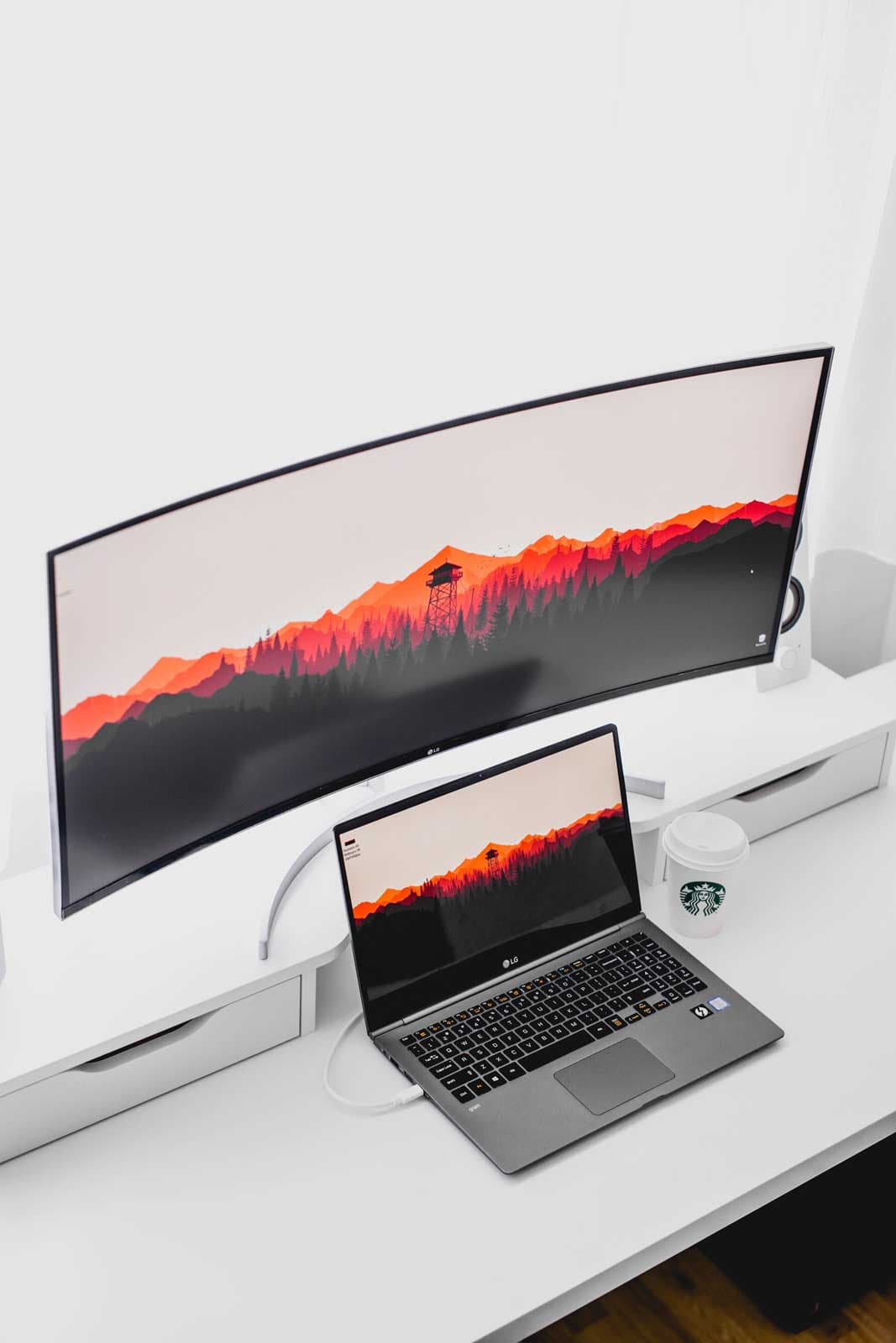 Curvy Monitor, image 2